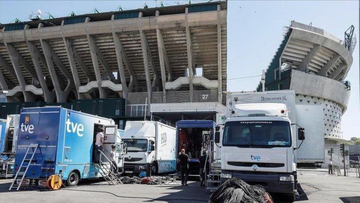 Unidad móvil de RTVE en el exterior del estadio Benito Villamarín, en Sevilla.-JOSÉ MANUEL VIDAL (EFE)