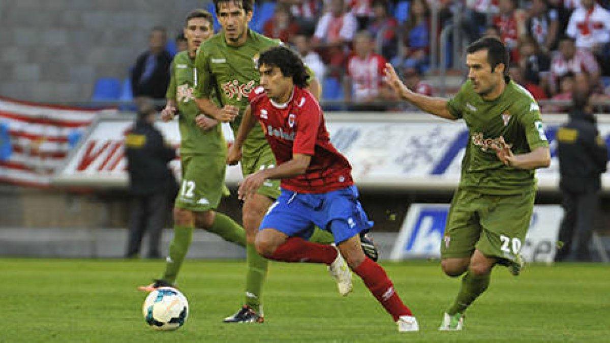 Víctor Andrés podría repetir hoy en el once numantino. / DIEGO MAYOR-