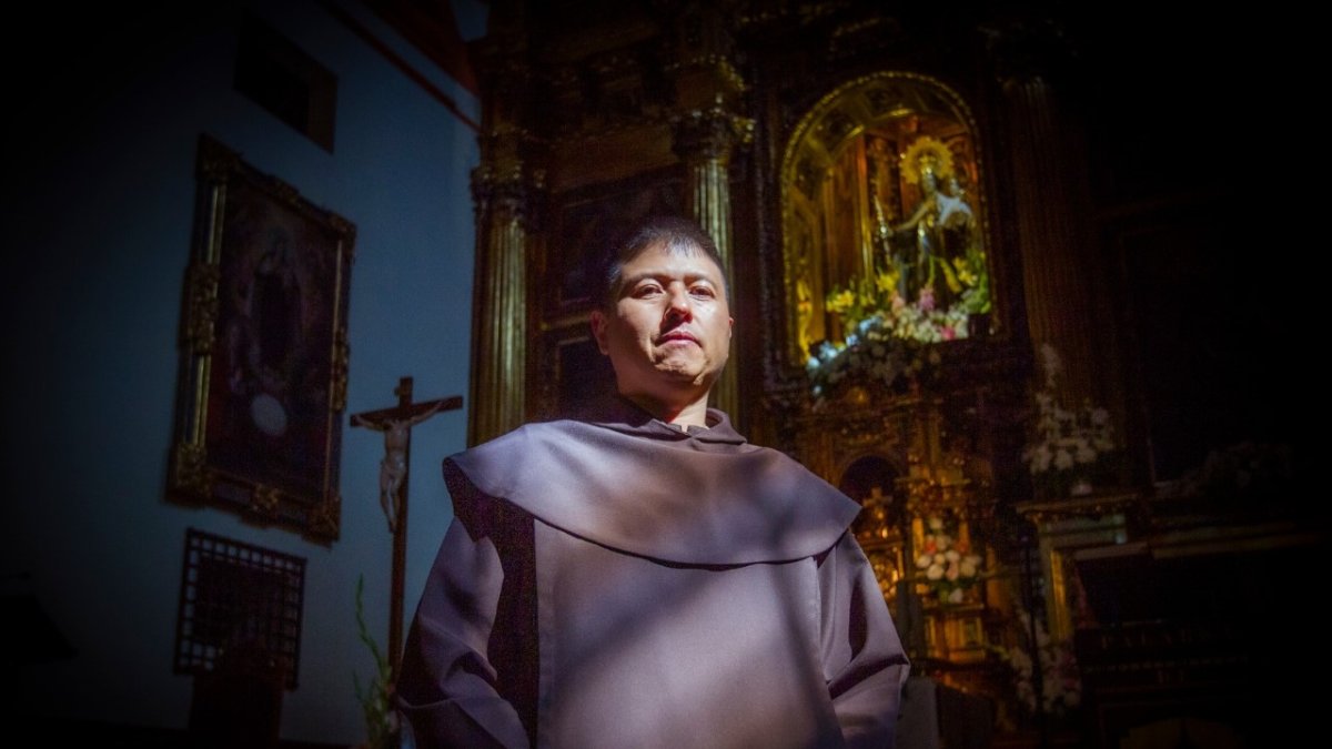 Fray Daniel Bae de la Cruz, ayer en la iglesia del Carmen. MARIO TEJEDOR