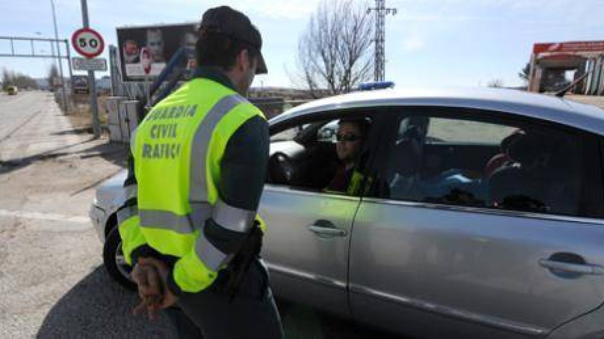Agente de la Guardia Civil hablando con un conductor en una carretera de Soria. / VALENTÍN GUISANDE-