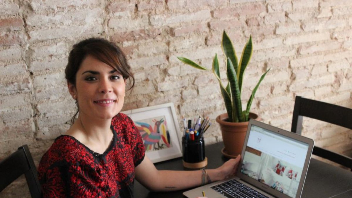 La vallisoletana Raquel Núñez muestra la plataforma ‘online’ de artículos artesanales.-EL MUNDO