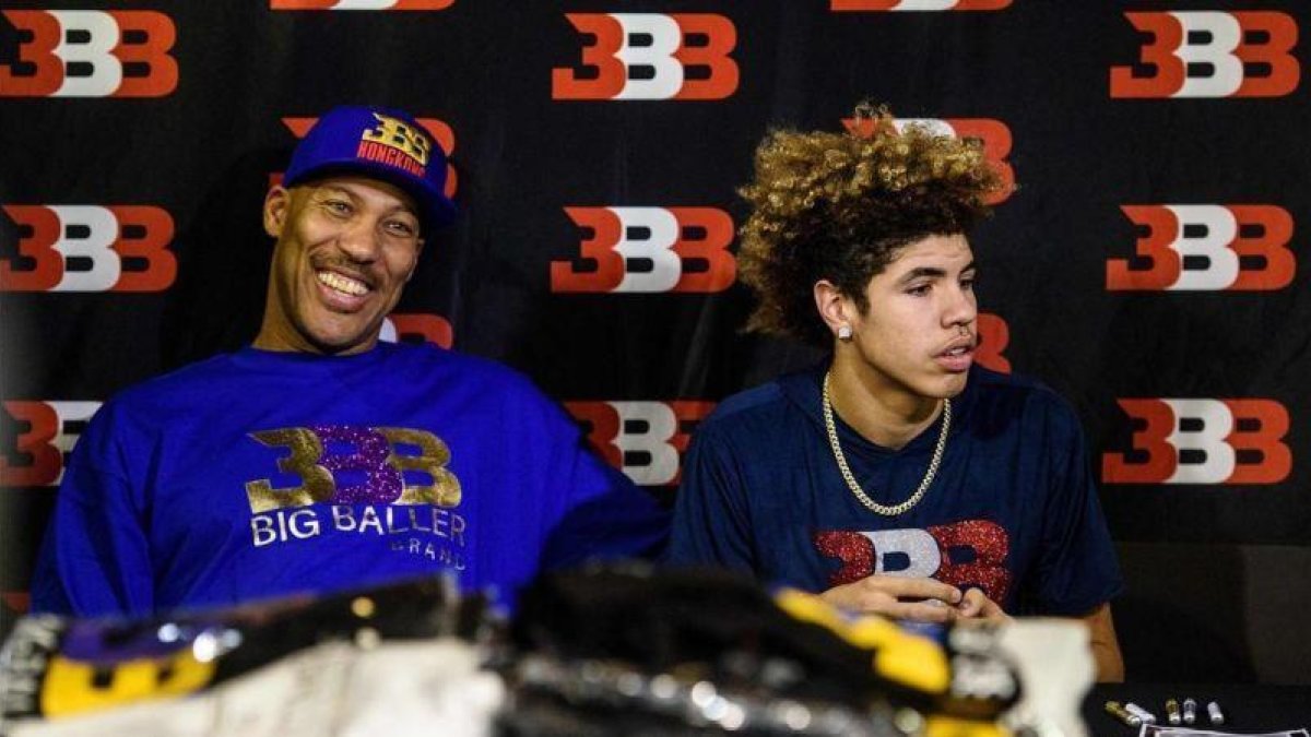LaVar Ball, con su hijo LiAngelo en Hong Kong.-AFP / ANTHONY WALLACE