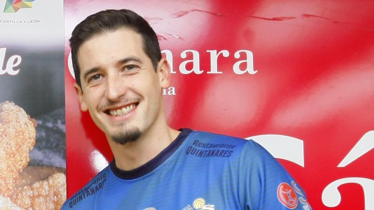 Ignacio Sánchez, ayer, durante su presentación como nuevo jugador del Río Duero Soria.-MARIO TEJEDOR