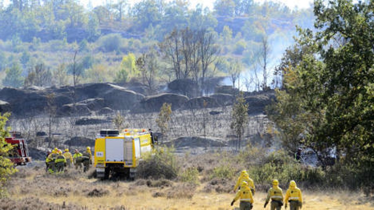 Los bomberos intervienen en las labores de extinción del incendio en las proximidades de Oteruelos. / ÁLVARO MARTÍNEZ-