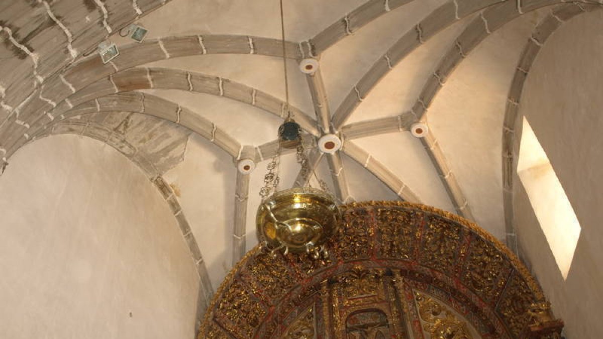 Las humedades en el techo del templo. / JAVIER SOLÉ-