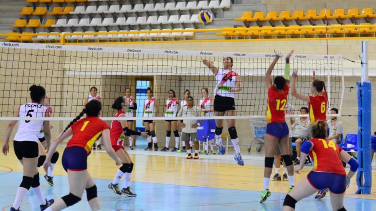 Los combinados sub-18 y sub-20 de España y Perú se midieron ayer en Los Pajaritos.-Álvaro Martínez
