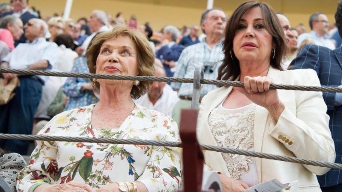 Carmen Franco y su hija Carmen Martínez-Bordiú, en Las Ventas, en el 2015.-CURTO DE LA TORRE