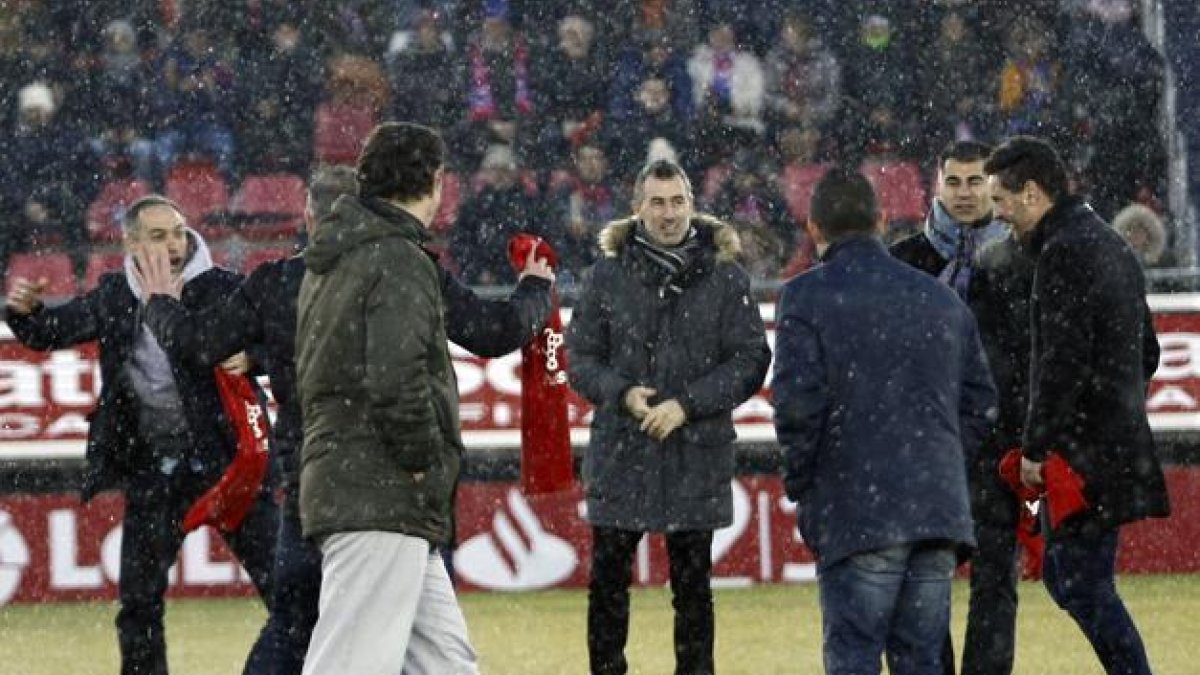 Los jugadores del Numancia que estrenaron el campo de Los Pajaritos en el año 1999 fueron ayer los grandes protagonistas en la celebración del 20 aniversario del estadio.-Mario Tejedor