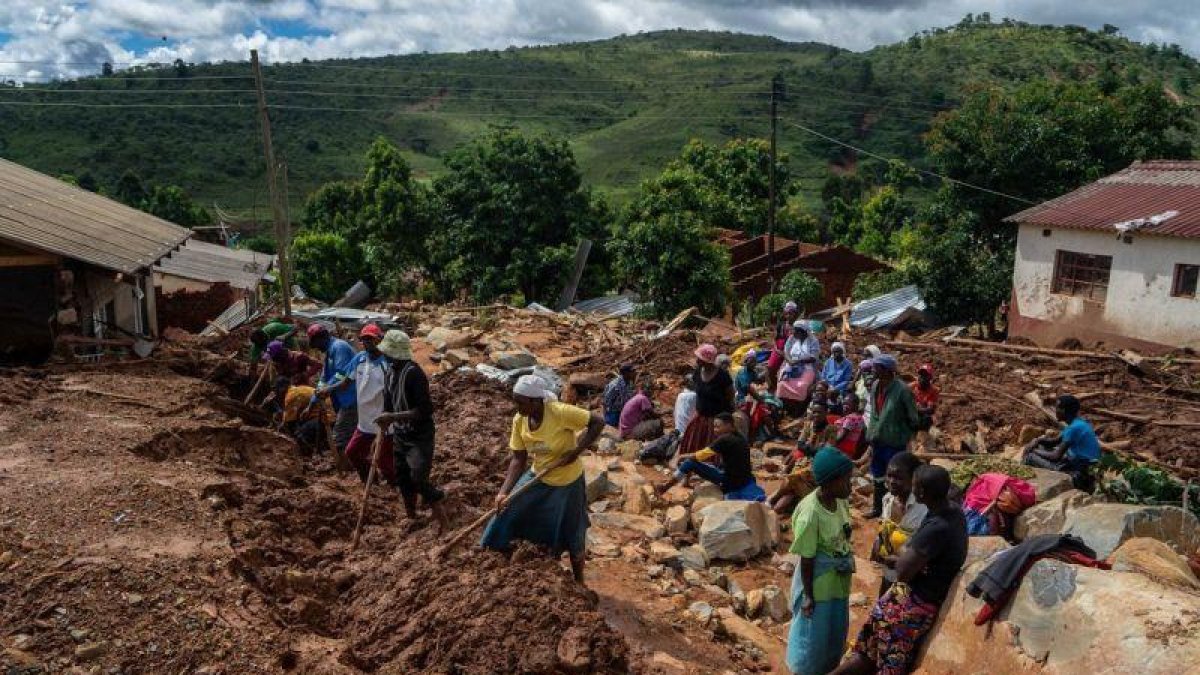 Pobladores de Mozambique realizan labores de rescate tras en paso del ciclón Idai.-AFP