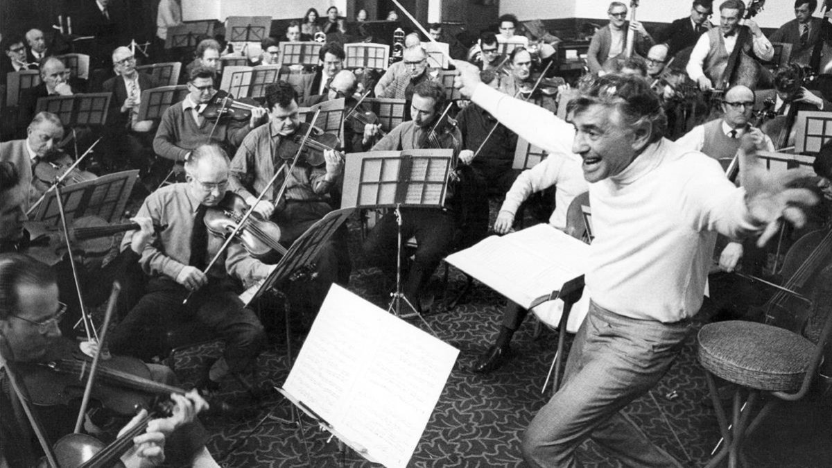 Leonard Bernstein dirige a la London Symphony Orchestra en la  capital británica.-IAN SHOWELL