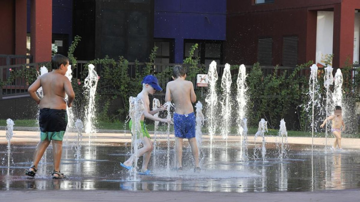 Niños refrescándose en el Centro Cívico Bécquer.-VALENTÍN GUISANDE
