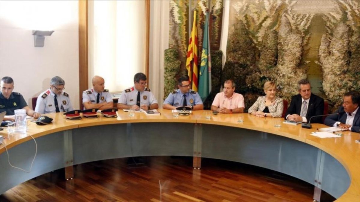 Forn, con la Junta de Seguretat Local de San Sadurní dAnoia-ACN / POL SOLA