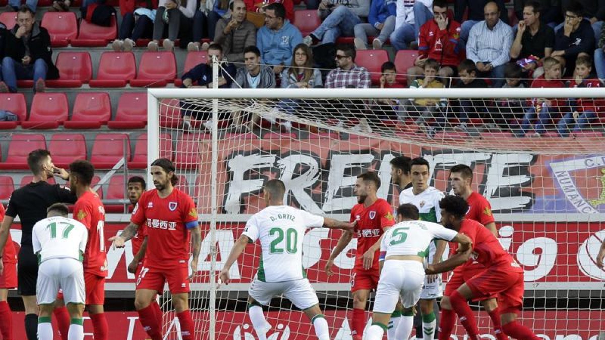 El Numancia se está mostrando como un equipo muy sólido en la faceta defensiva con sólo una docena de goles en contra.-Luis Ángel Tejedor