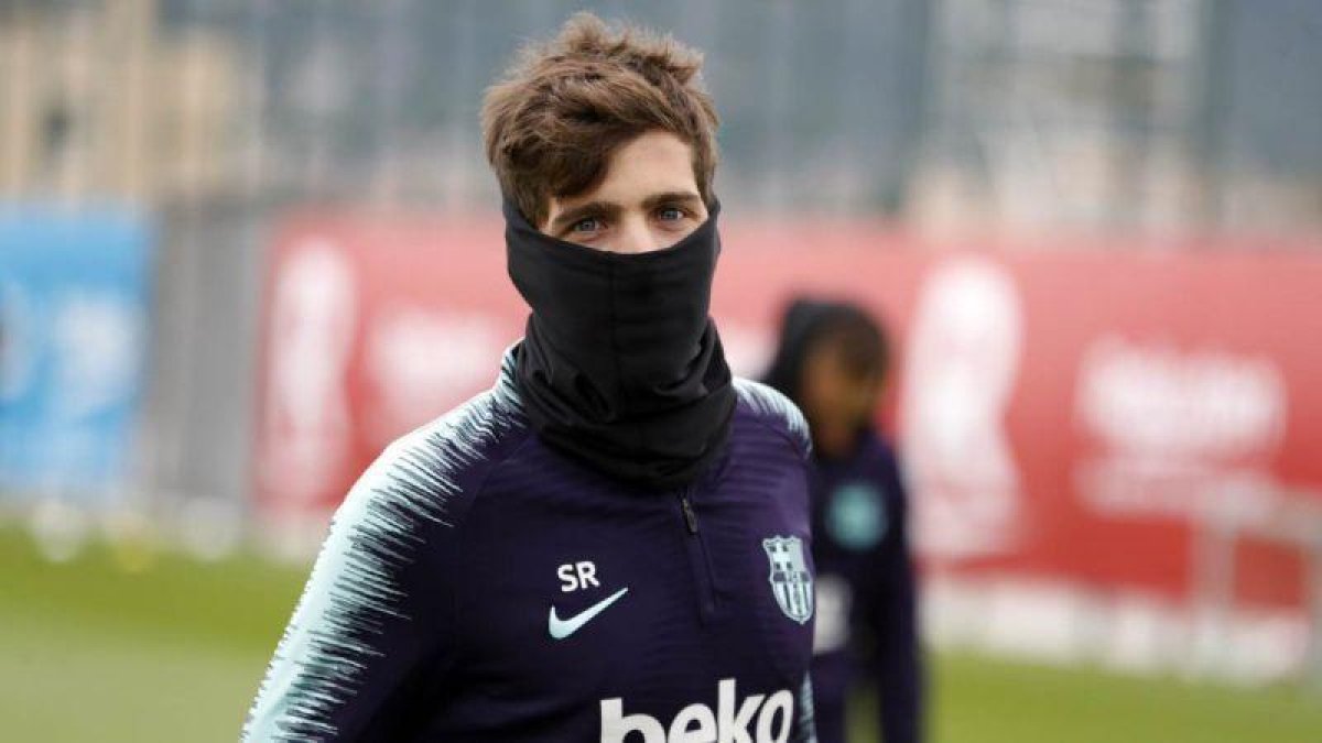 Sergi Roberto se protege del frío este lunes.-FC BARCELONA