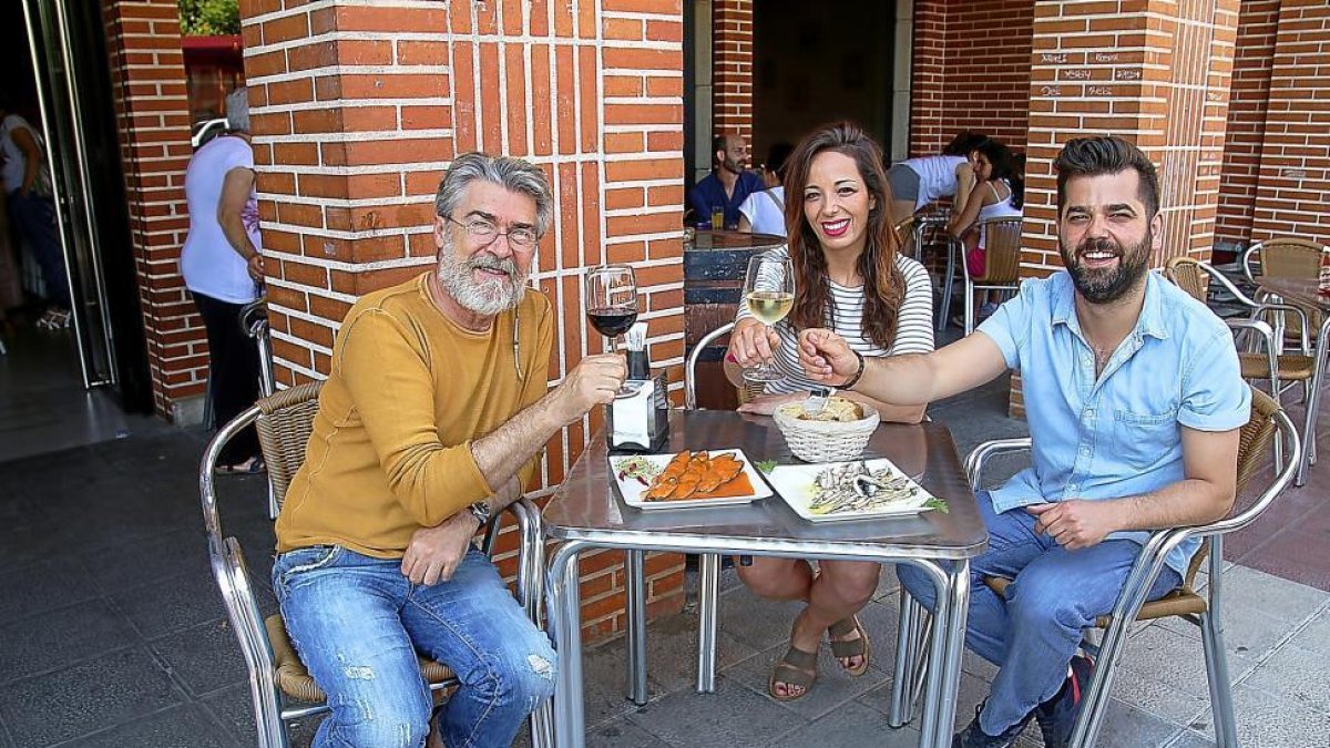 TERRAZA. Miguel Isala (i), Noelia Aranzana y Víctor Juste, en  en la terraza del Goya.-M.T.