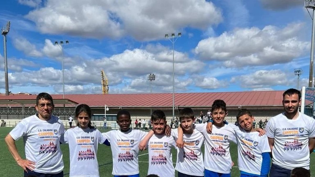 La plantilla del Calasanz benjamín que es el nuevo campeón provincial de la categoría. HDS