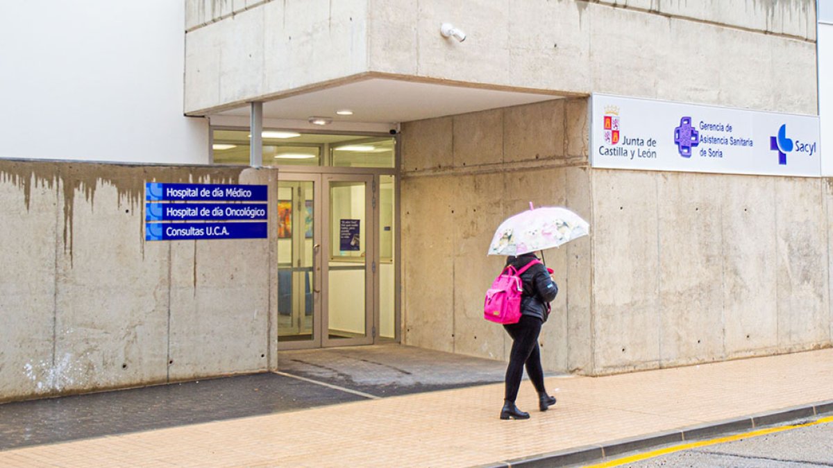 El nuevo edificio donde se ha instalado el hospital de día oncológico de forma provisional. MARIO TEJEDOR