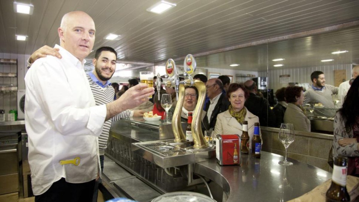 José Luis posa junto a algunos de sus parroquianos más fieles.-DIPUTACIÓN
