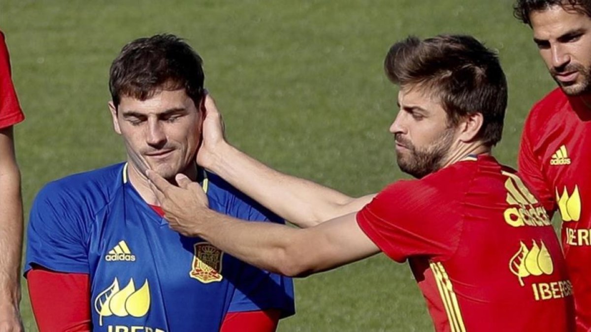 Casillas y Piqué durante el entrenamiento de la selección española en Saint Martín de Ré.-EFE / JUANJO MARTÍN