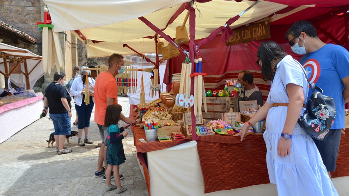 Los puestos del mercado medieval volvieron a llenar las calles de Molinos. R. F.
