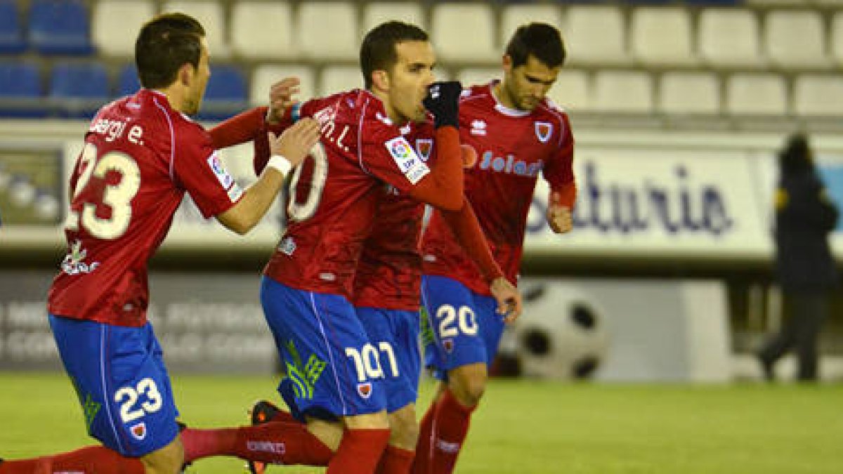 Julio Álvarez es clave para el Numancia en las acciones a balón parado. / Diego Mayor-