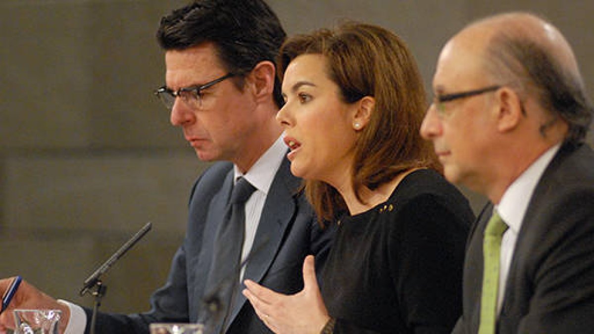 Soria, Santamaría y Montoro en rueda de prensa.-