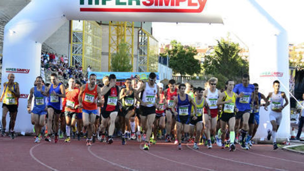 El momento de la salida de la Media Maratón celebrada en la tarde de ayer. / Álvaro Martínez-