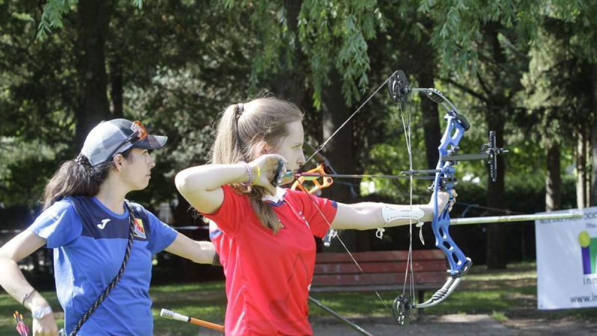Sara Chamarro en plena tirada en el Campeonato de España de tiro celebrado en Soria.-Luis Ángel Tejedor