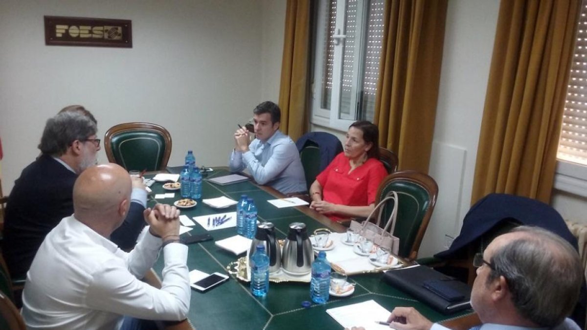 Reunión en las dependencias de FOES.-D. S.