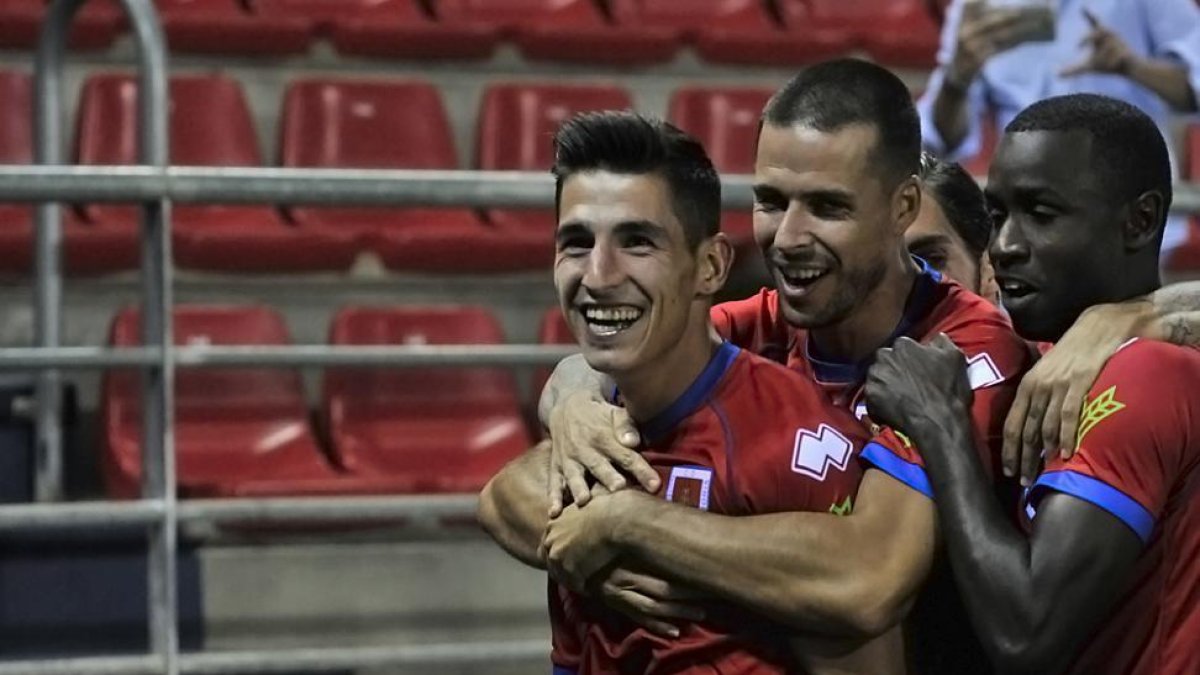 Pere Milla celebra el gol de la victoria junto a Manu, Diamanka y Mateu.-Daniel Rodríguez