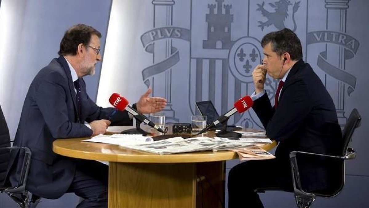 El presidente del Gobierno en funciones, Mariano Rajoy, durante la entrevista que ha concedido este lunes a RNE.-EFE / DIEGO CRESPO