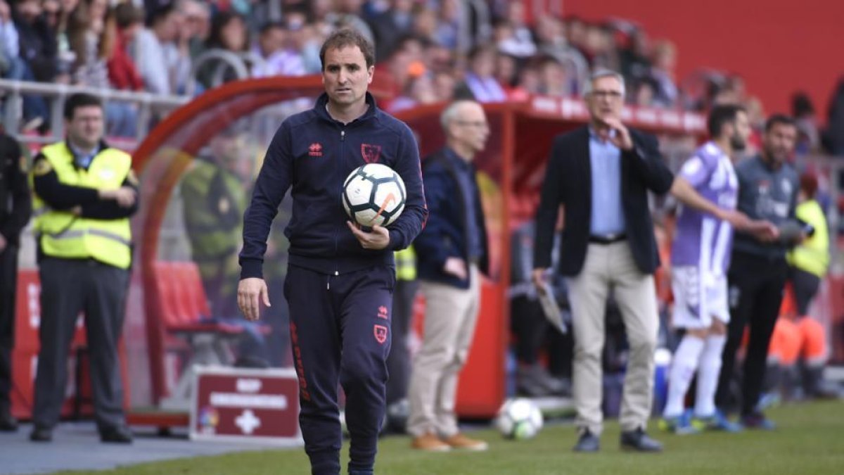 Arrasate, en la zona técnica del banquillo numantino durante el partido ante el Real Valladolid.-VALENTÍN GUISANDE