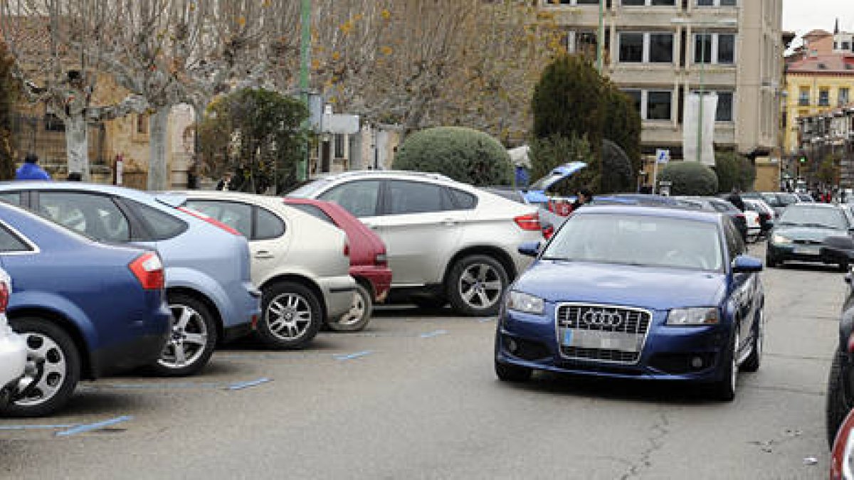 Coches aparcados en el céntrico paseo del Espolón. / -