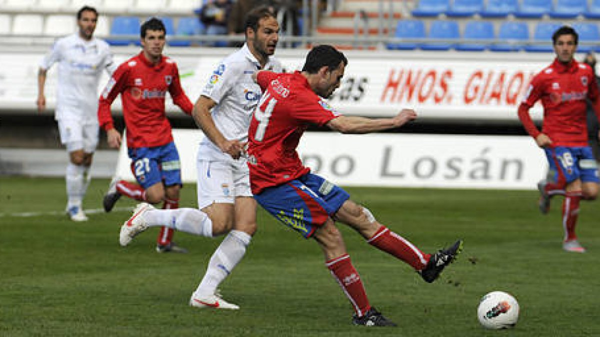 Díaz de Cerio en el momento de anotar el 1-2 ante el Xerez. / V. Guisande-