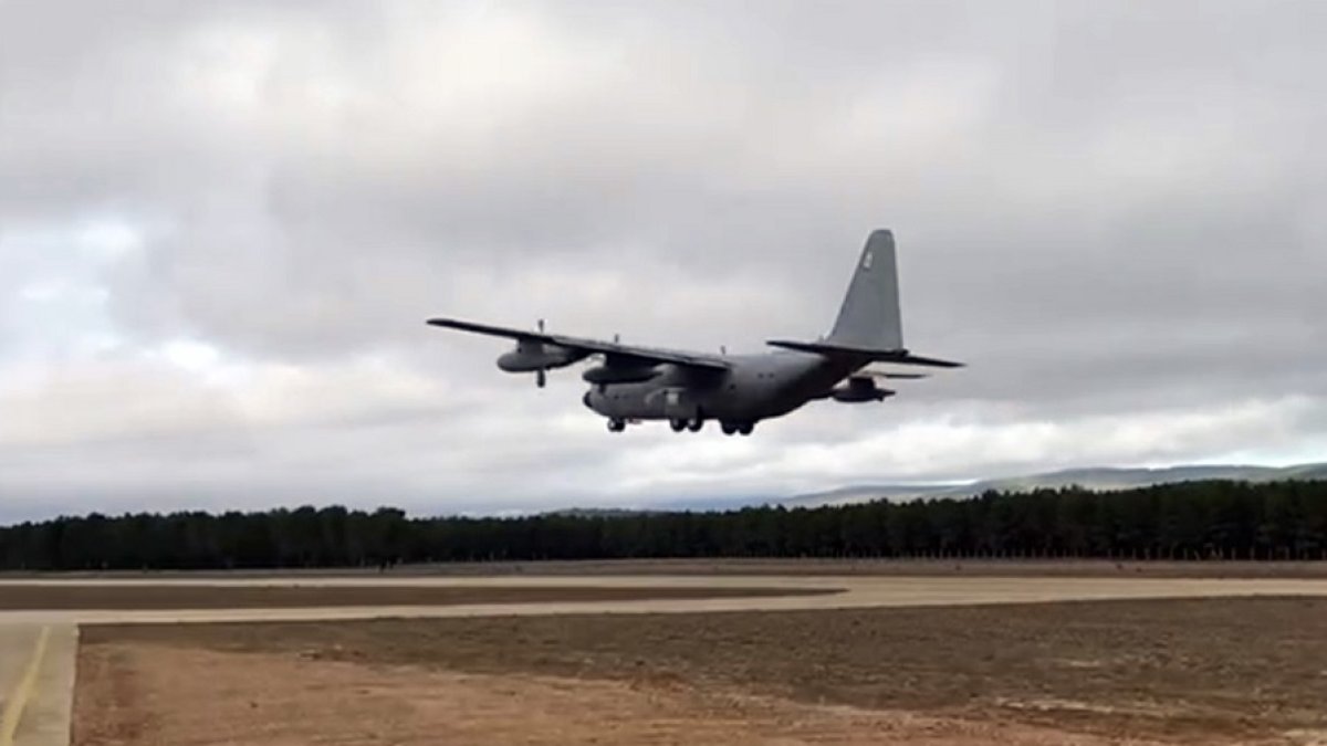 Un Hércules haciendo pruebas de aterrizaje en Garray.