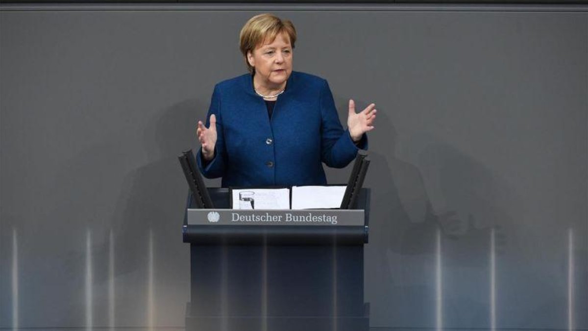 La cancillera alemana, Angela Merkel, da un discurso durante una sesión del Parlamente alemán en Berlín.-CLEMENS BILAN (EFE)