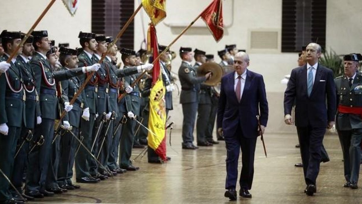 El ministro del Interior, Jorge Fernández Díaz, en el acto de entrega de despachos a tenientes de la Guardia Civil, este lunes en Aranjuez.-EFE / VÍCTOR LERENA