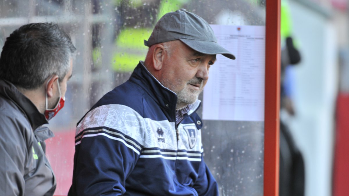 El técnico del CD Numancia, Manix Mandiola, dirigirá en Los Pajaritos a sus jugadores ante el Lealtad. VALENTÍN GUISANDE