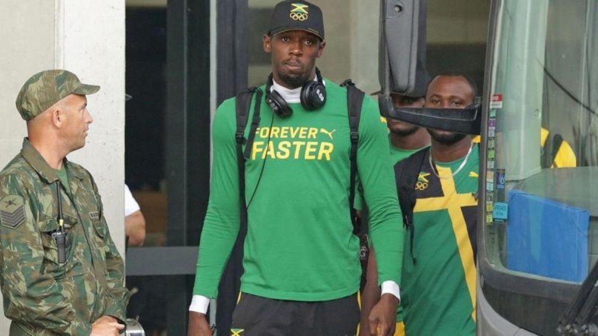 Usain Bolt, a la salida de su hotel.-AFP / ARI VERSIANI