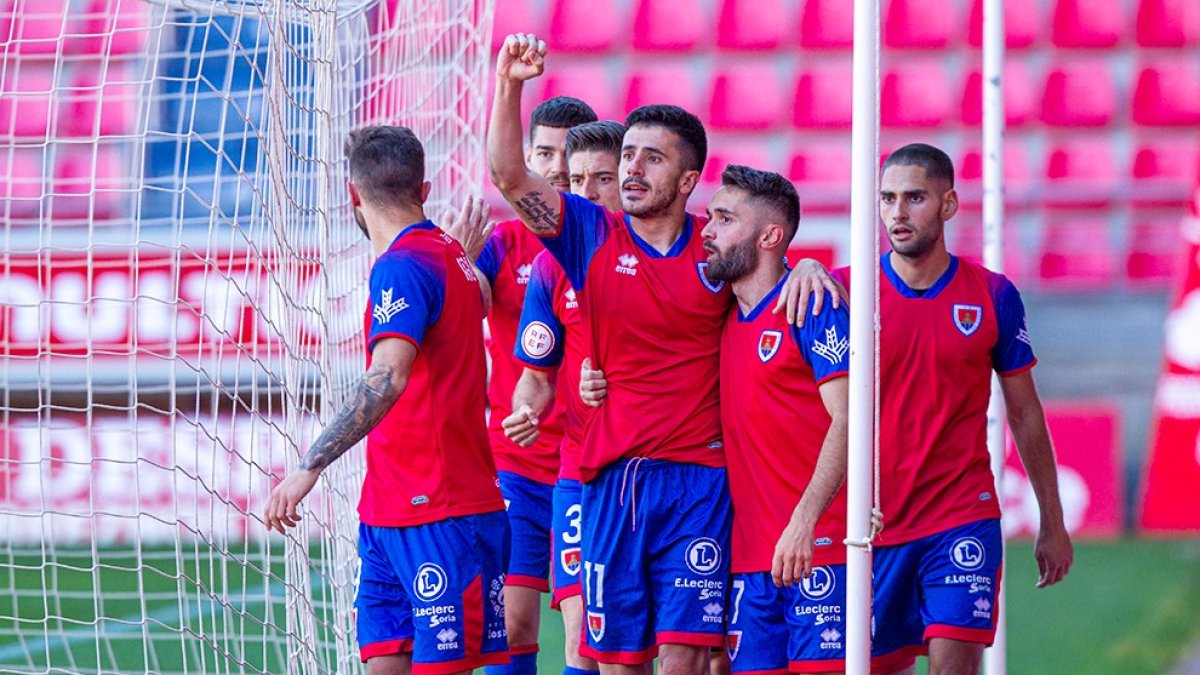 Tamayo recibe la felicitación de sus compañeros tras conseguir el segundo gol ante el Formentera. MARIO TEJEDOR. .