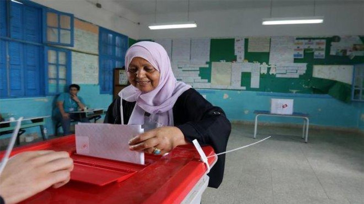 Una mujer asiste a votar en las elecciones de Túnez.-EFE