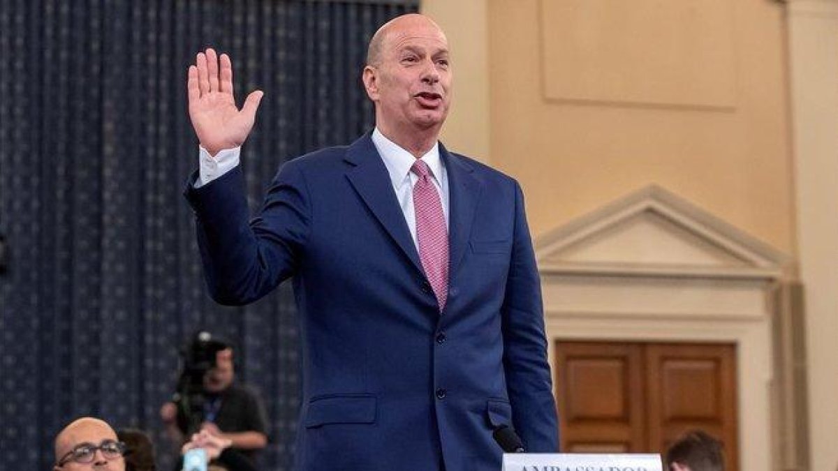 Gordon Sondland presta juramento antes de testificar.-EFE / ERIK S LESSER