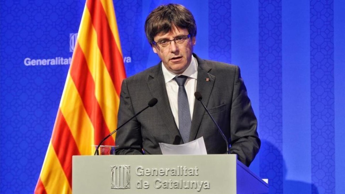 El president Carles Puigdemont, este lunes, en la rueda de prensa que ha ofrecido tras la reunión del Consell Executiu-FERRAN SENDRA