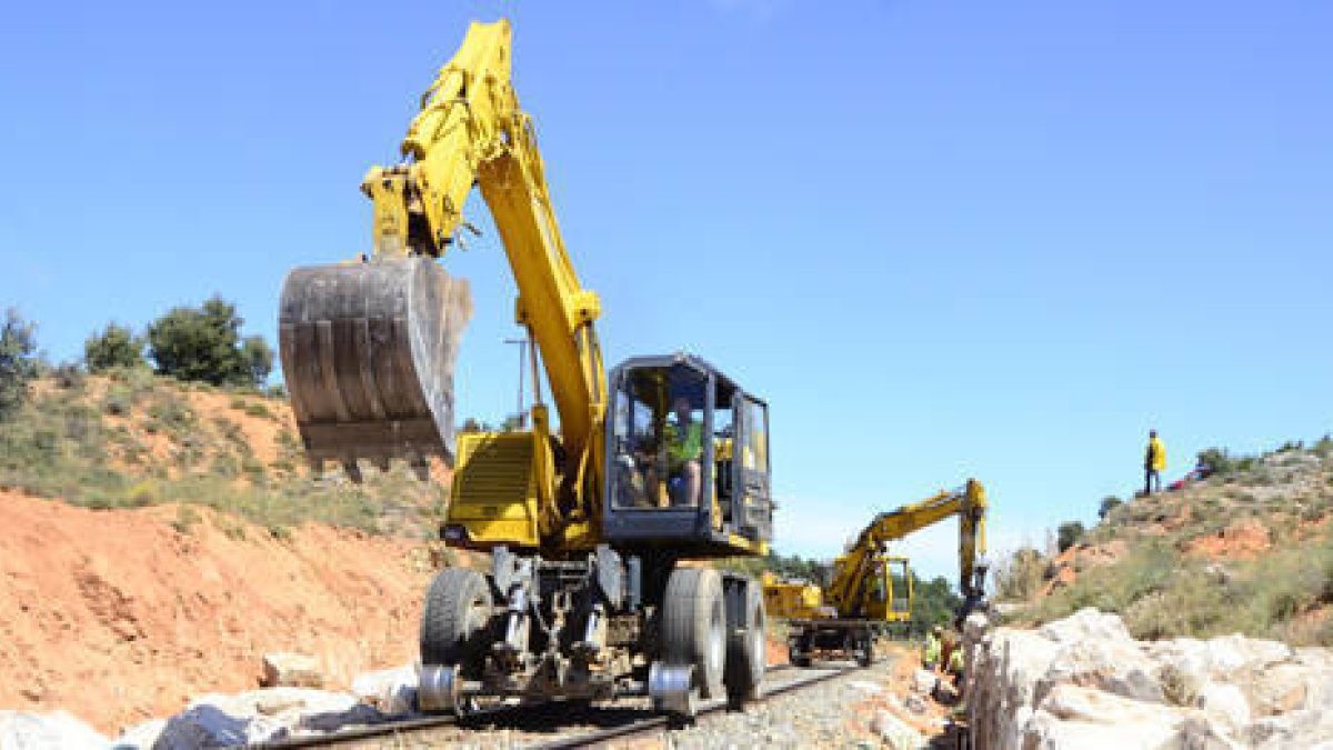 Obras en la línea ferroviaria a Madrid, la semana pasada en el tramo entre Soria y Navalcaballo. / ÁLVARO MARTÍNEZ-