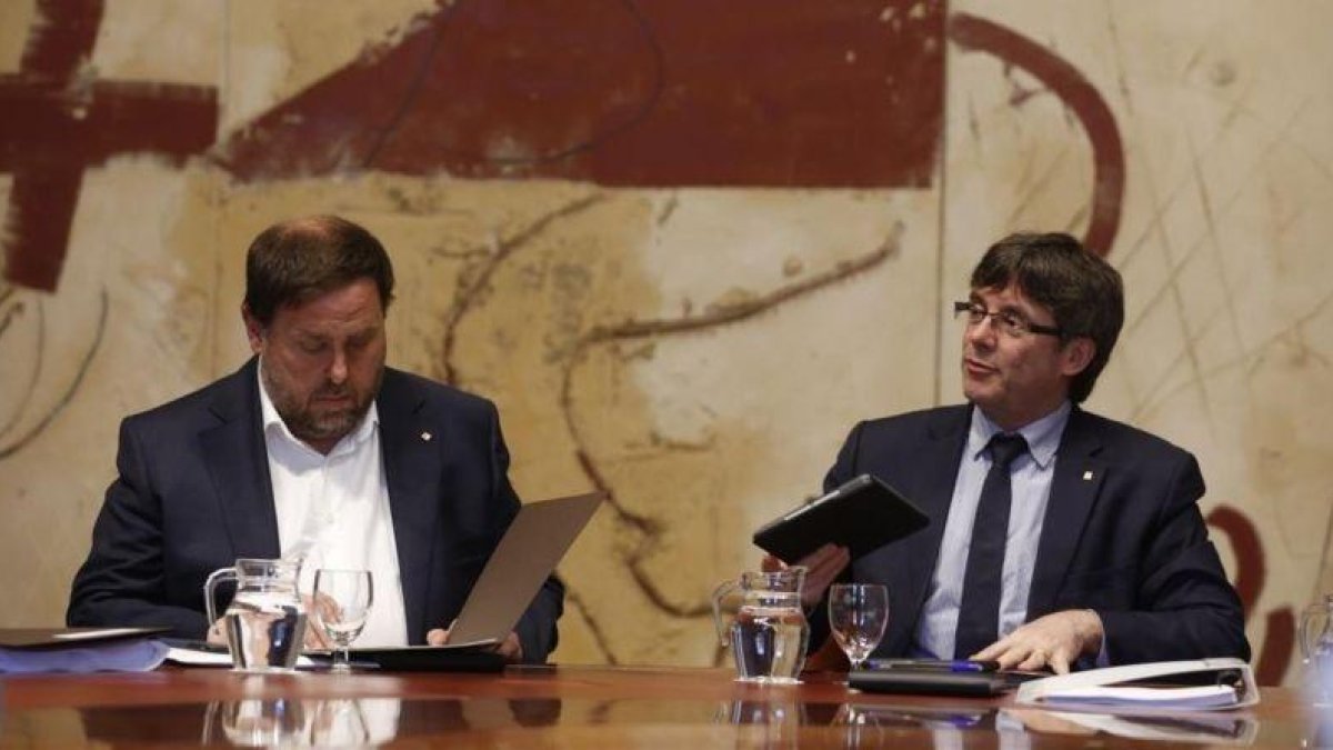 Oriol Junqueras y Carles Puigdemont, en la reunión del Consell Executiu de este martes.-ALBERT BERTRAN