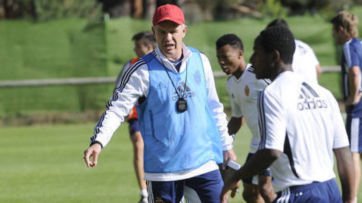 El míster del Zaragoza Javier Aguirre da indicaciones a sus jugadores. / U. Sierra-