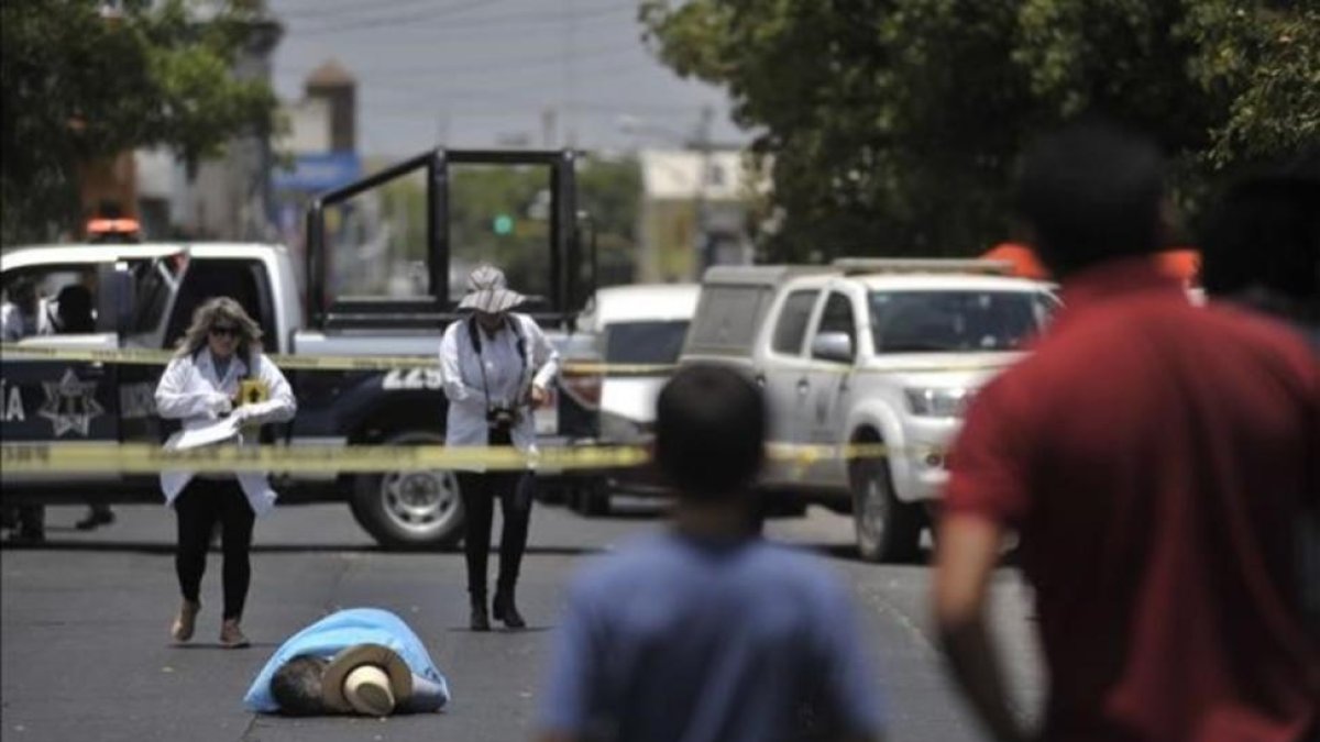 El cuerpo sin vida del periodista Javier Váldez, en la calle de Culiacan (México) donde fue asesinado.-AFP / FERNANDO BRITO
