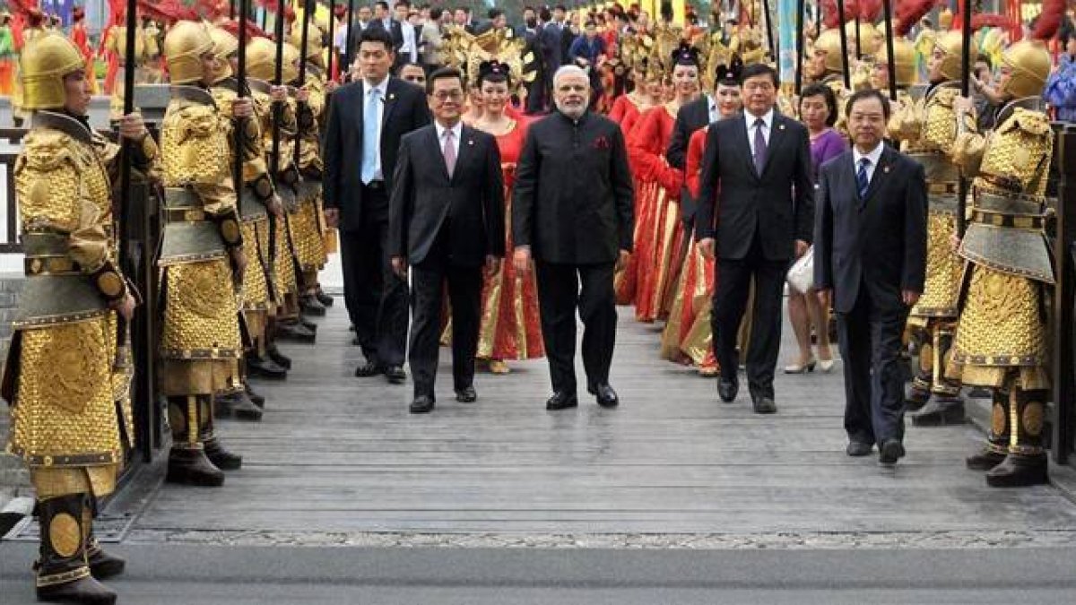 Narendra Modi y Xi Jinping, ayer en Pekín.-Foto: AGENCIAS
