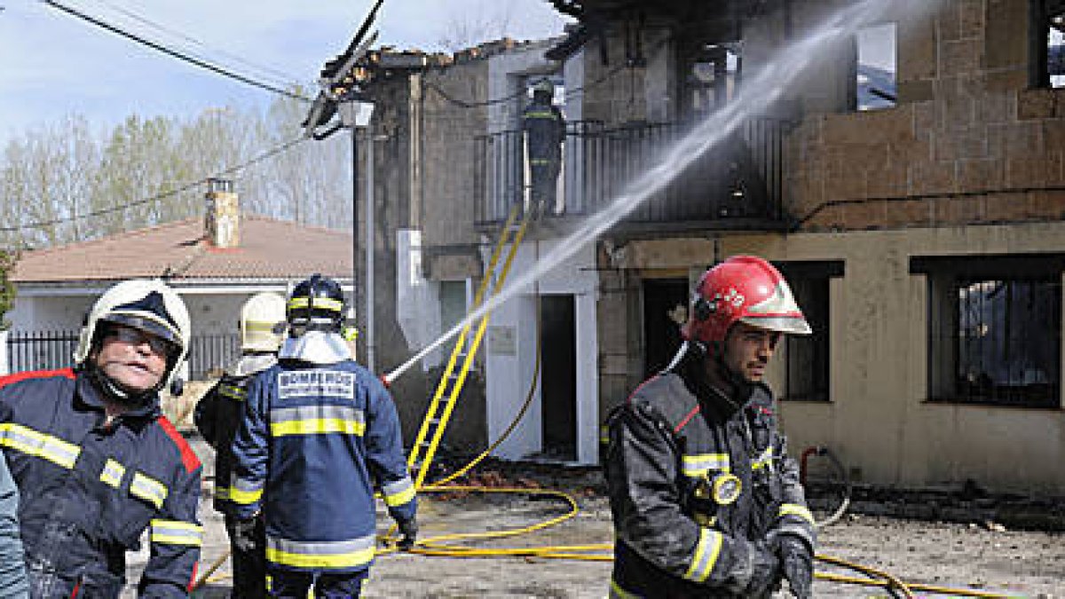 Bomberos de distintas instituciones trabajan en el siniestro a las 10.00 horas. / VALENTÍN GUISANDE-