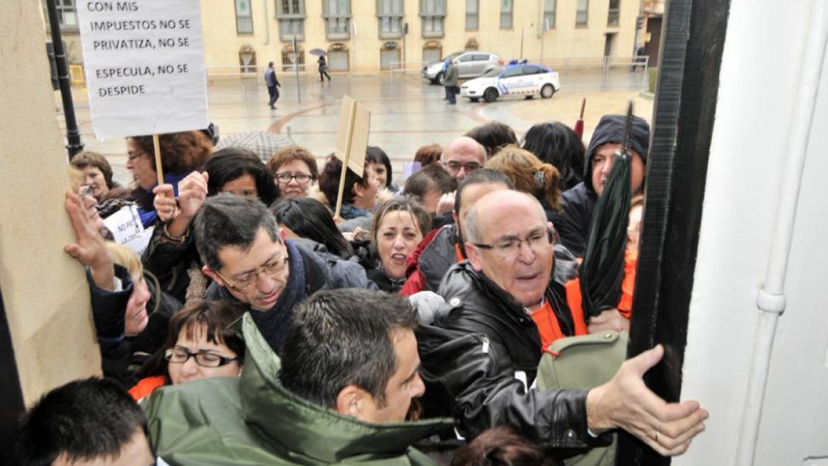 Un momento de los hechos en el que se ve el intento de un grupo de personas por acceder a la Diputación Provincial.-VALENTÍN GUISANDE